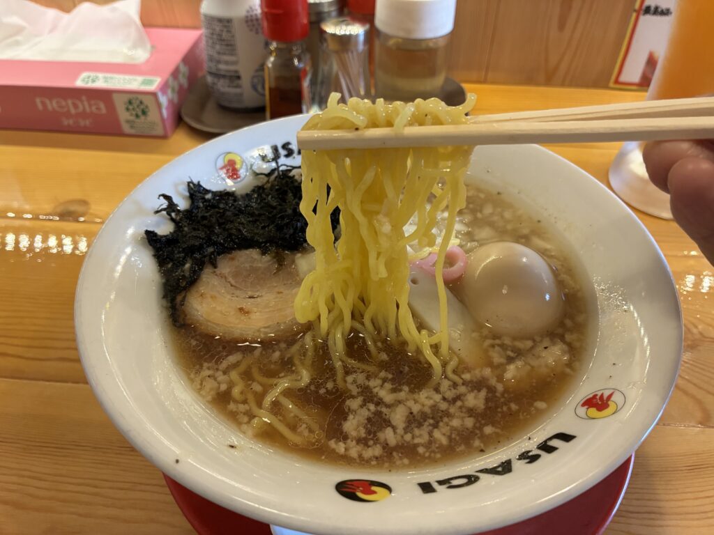 中細ウェーブ麺がスープによく絡む！